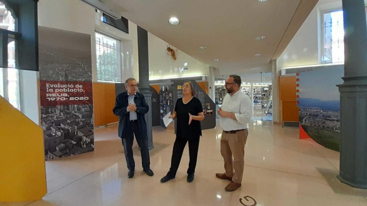 La mostra es troba al pati i la sala central de la biblioteca.