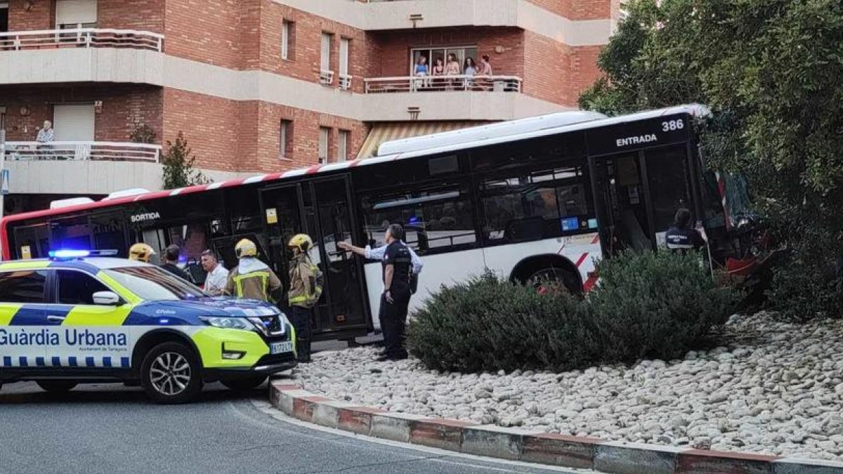 Imatge de l'autobús de l'EMT accidentat a la rotonda de Tarragona.