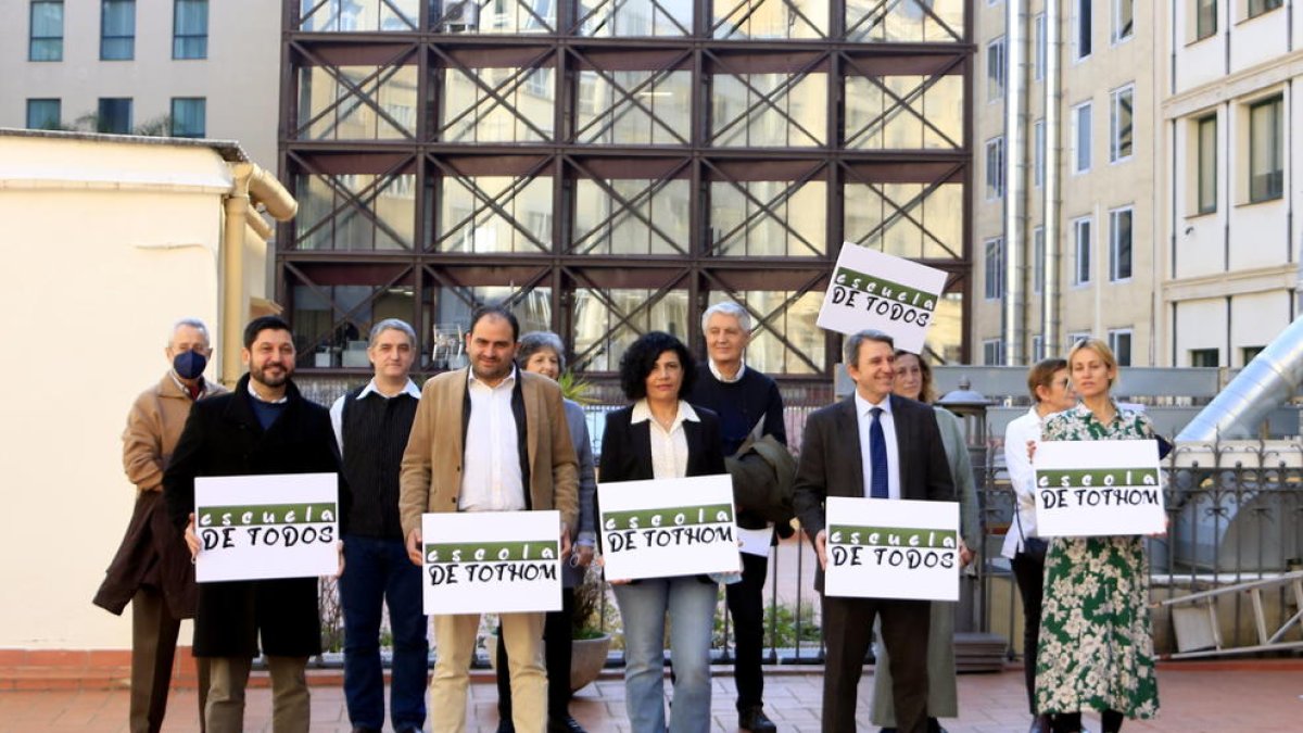 Membres de la iniciativa 'Escola de tothom / Escuela de todos' .