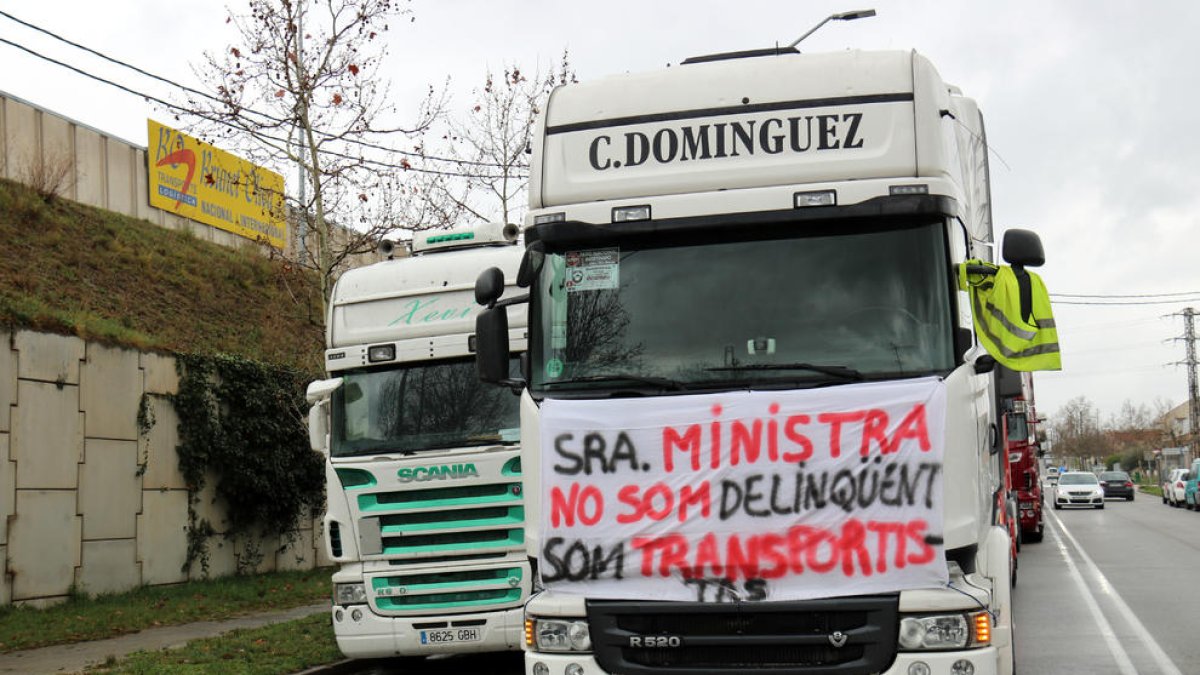 Dos dels camions que participen a la protesta.