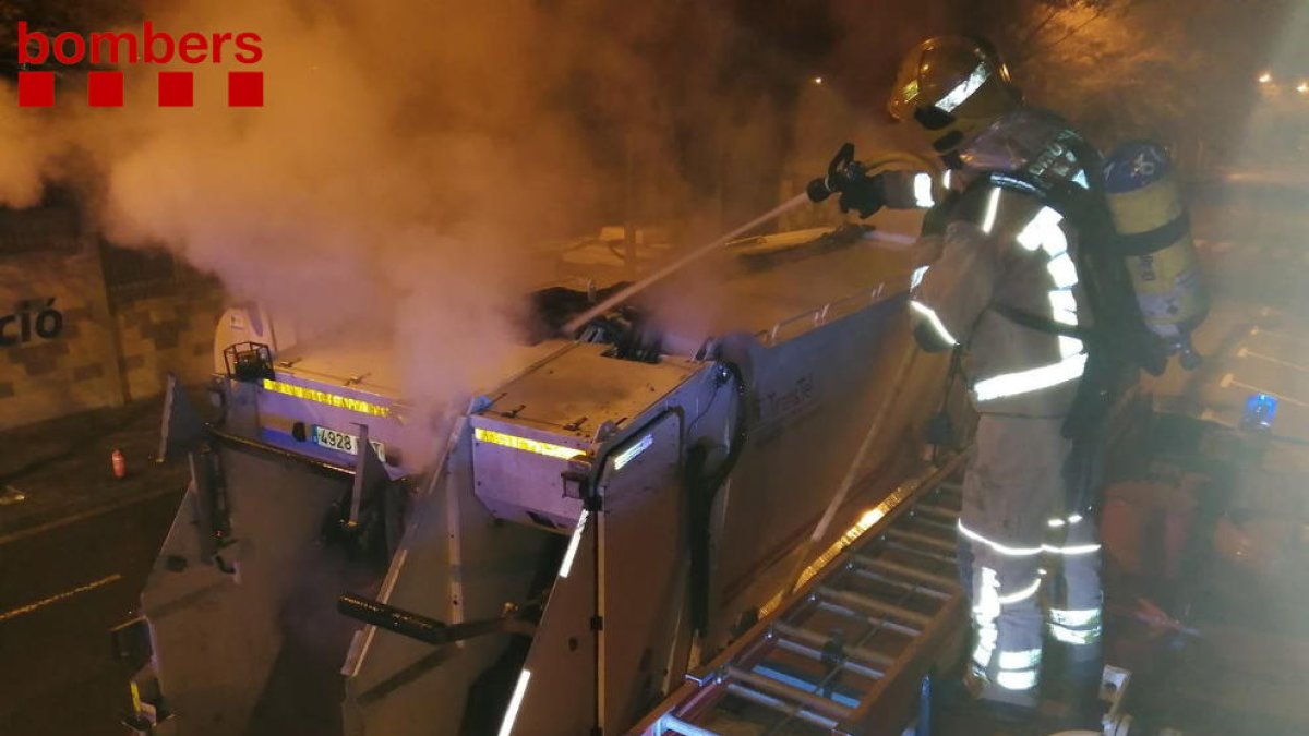 Un bomber extingint el foc.