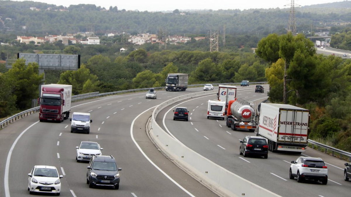 Pla general de camions i turismes circulant per l'AP-7.