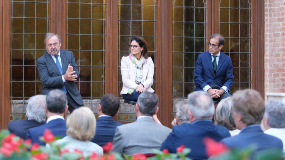 Elena Massot, Josep Mateu i Pau Relat van protagonitzar una taula rodona.