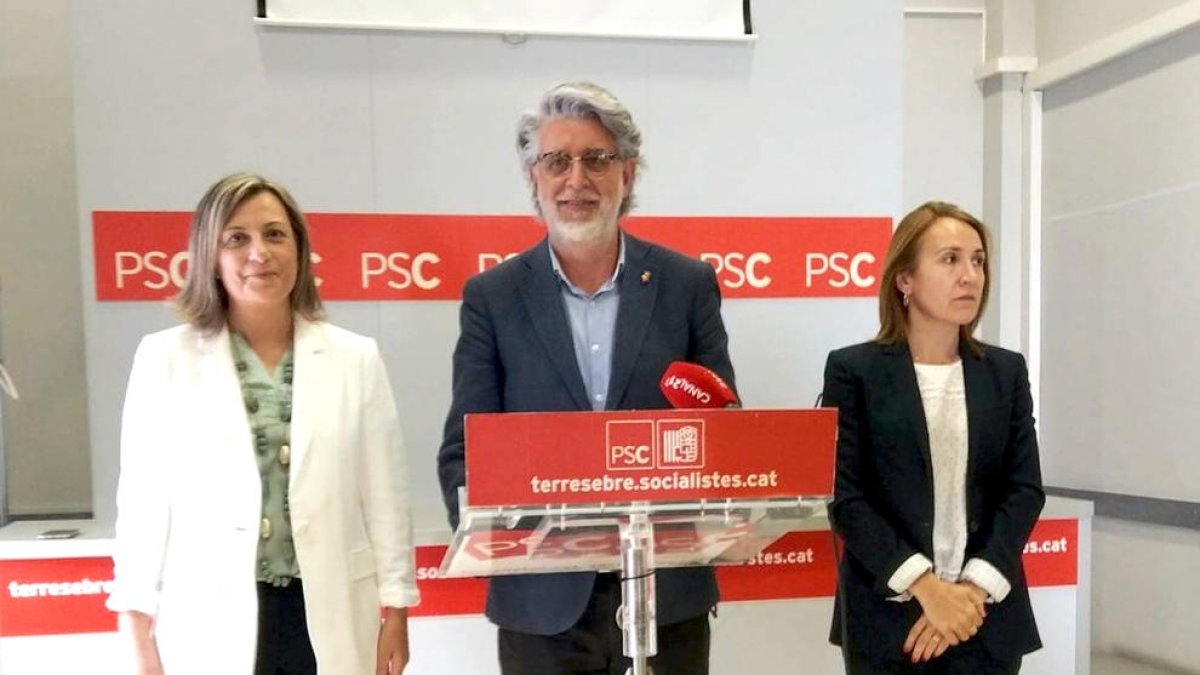 El primer secretari del PSC de Tortosa, Enric Roig, acompanyat de Dolors Bel i Estefania Valdés, en la roda de premsa per explicar que no es presentarà a les pròximes eleccions municipals.