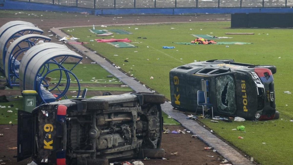 Van destrossar diverses infraestructures del centre esportiu, així com una quinzena de vehicles.