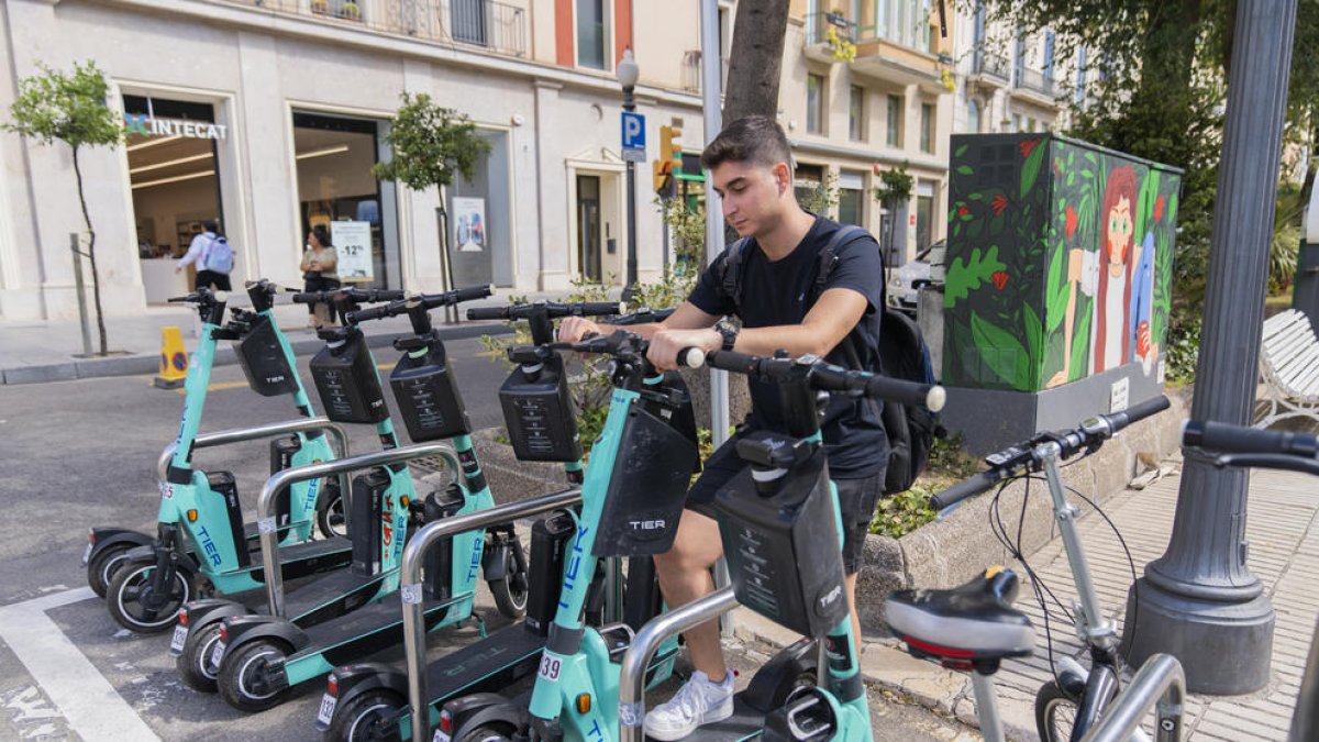 Imatge d'un pàrquing de patinets elèctrics a la Rambla Nova de Tarragona.