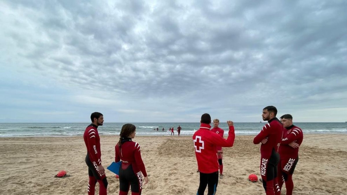 Imagen de una actividad de formación práctica de socorrismo de Cruz Roja.