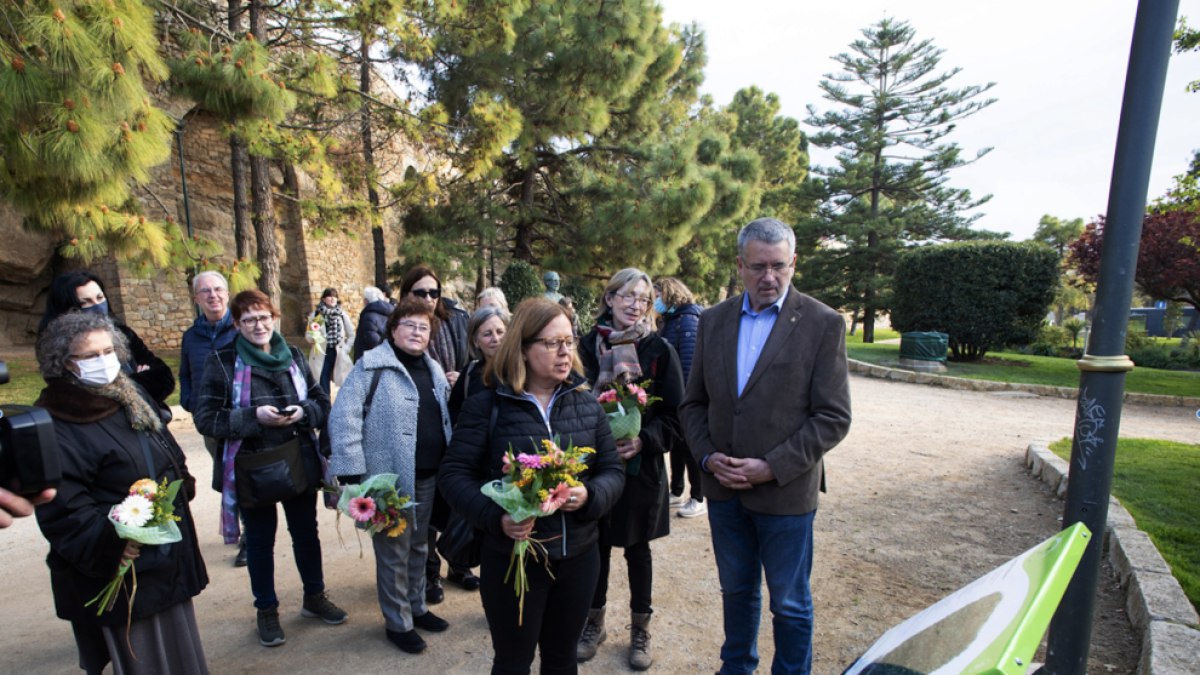 Diferents personalitats en la inauguració del primer jardí poètic de la ciutat.