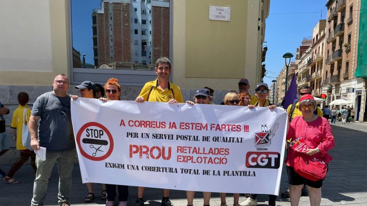 Los trabajadores protestaron delante del edificio central de Correos en Tarragona.