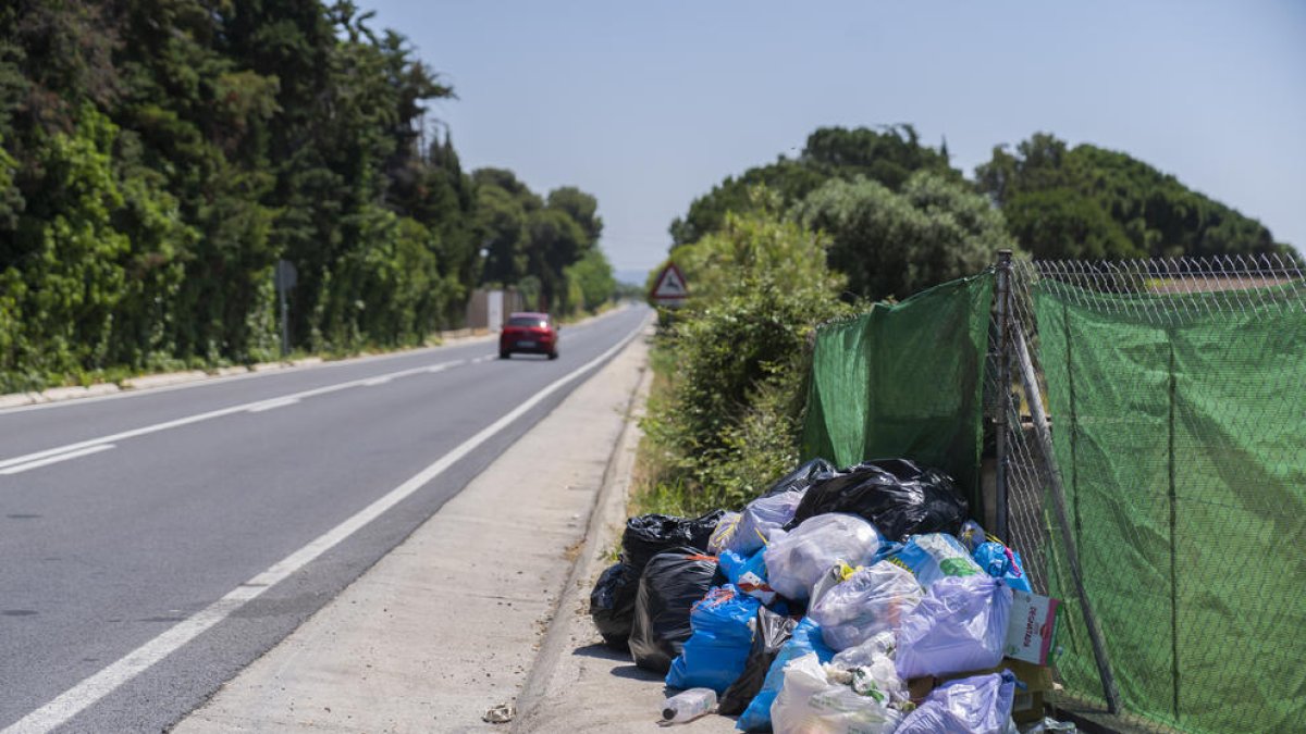 Hasta esta semana, había un contenedor en el punto donde se acumula la basura.