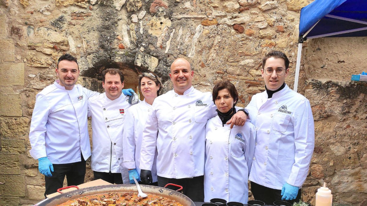 Alguns dels participants van cuinar arròs ahir durant la presentació a la Torre Vella.