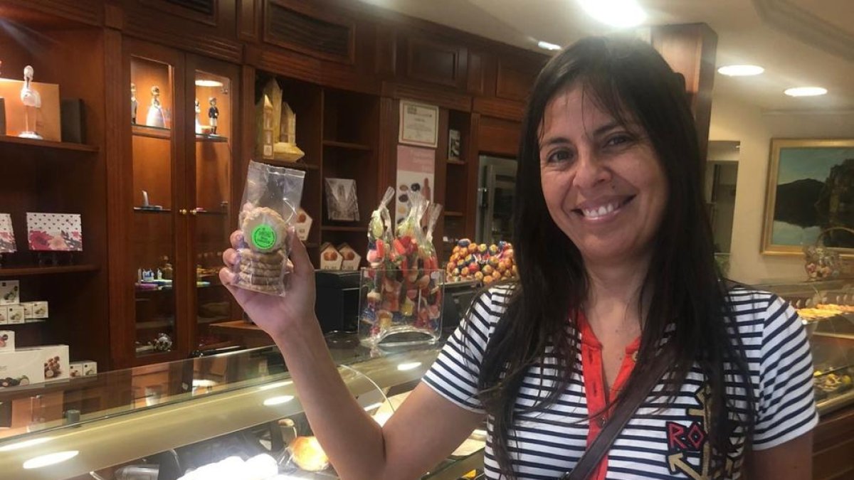 Ainhoa Cáceres, trabajadora social de Mas Sabater, con la Galleta de la pastelería Poy.