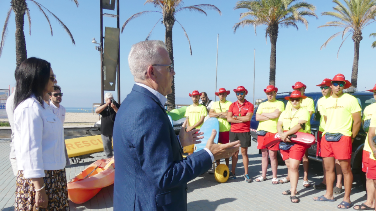 L'alcalde, Pere Granados, ahir amb els socorristes.