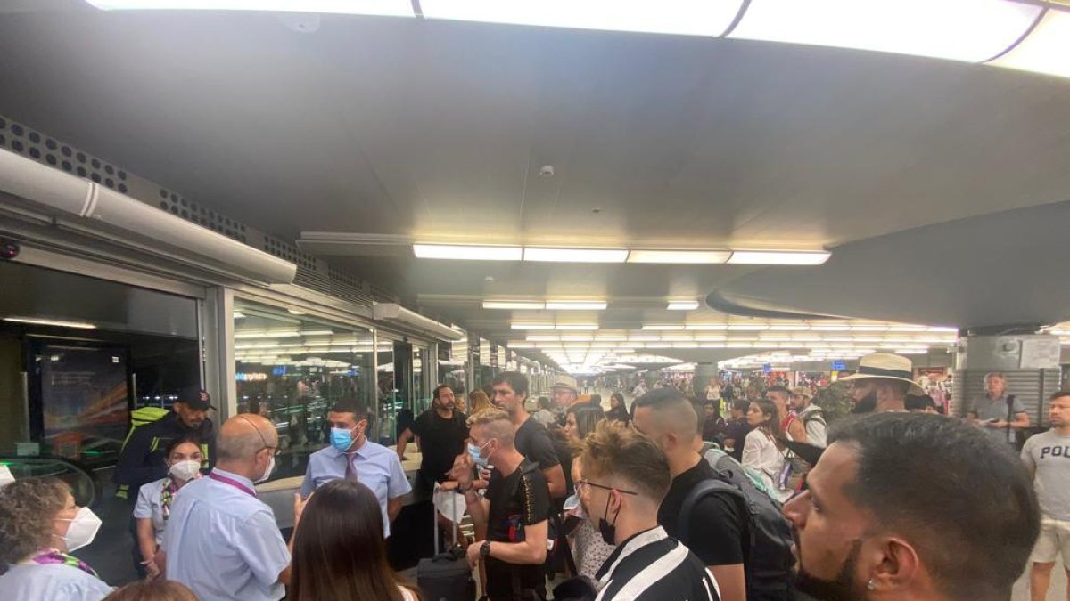 Passatgers esperant un tren de la línia d'alta velocitat a l'estació d'Atocha.