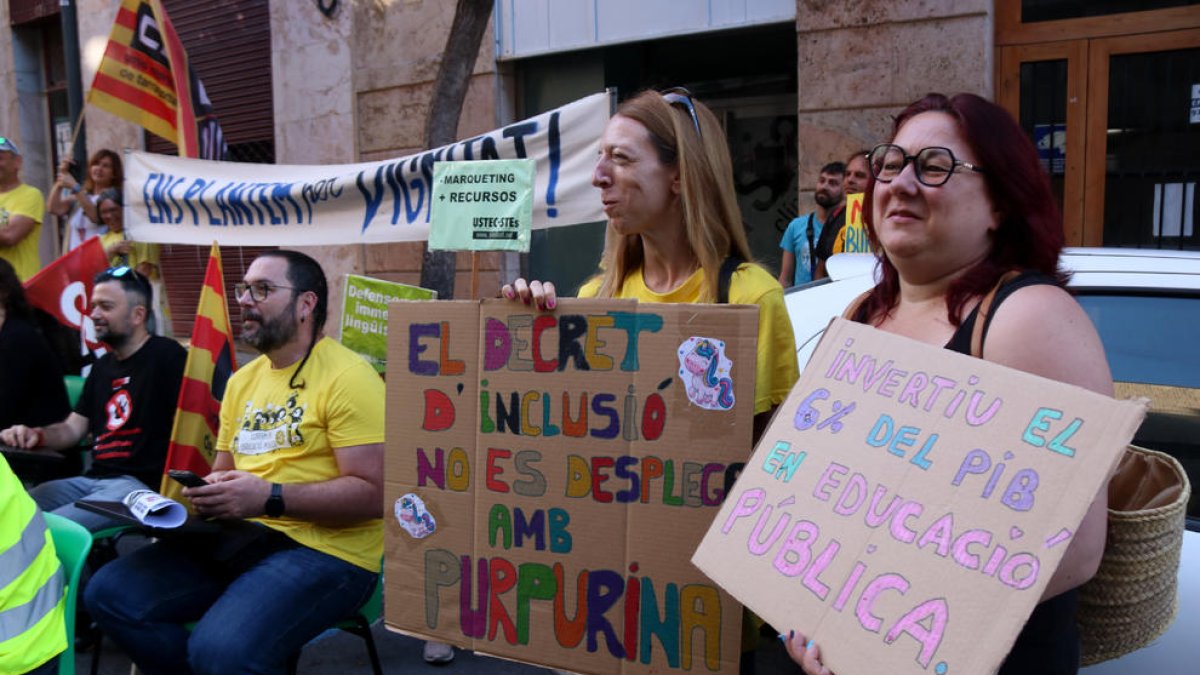 La treintena de maestros han reclamado el revertiment de los recortes a Educación en una acción en la calle Sant Francesc de Tarragona, ante los Servicios Territoriales.  Fecha de publicación: jueves 02 de junio del 2022, 09:37 Localización: Tarragona Autor: Mar Rovira / Ariadna Escoda