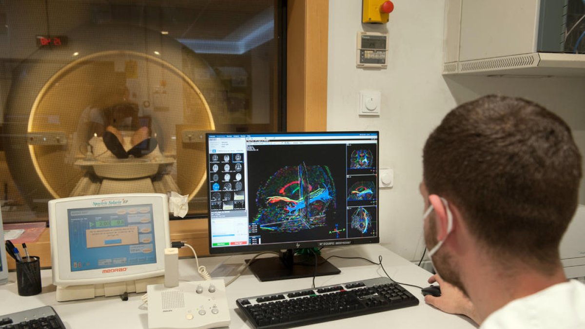 Una resonancia magnética funcional en el Hospital de Bellvitge.