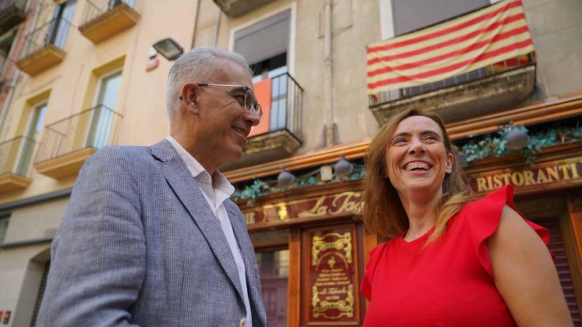 Imatge d'Andreu Martín, exalcaldable per a les municipals de Reus, juntament amb la nova candidata, Sandra Guaita.