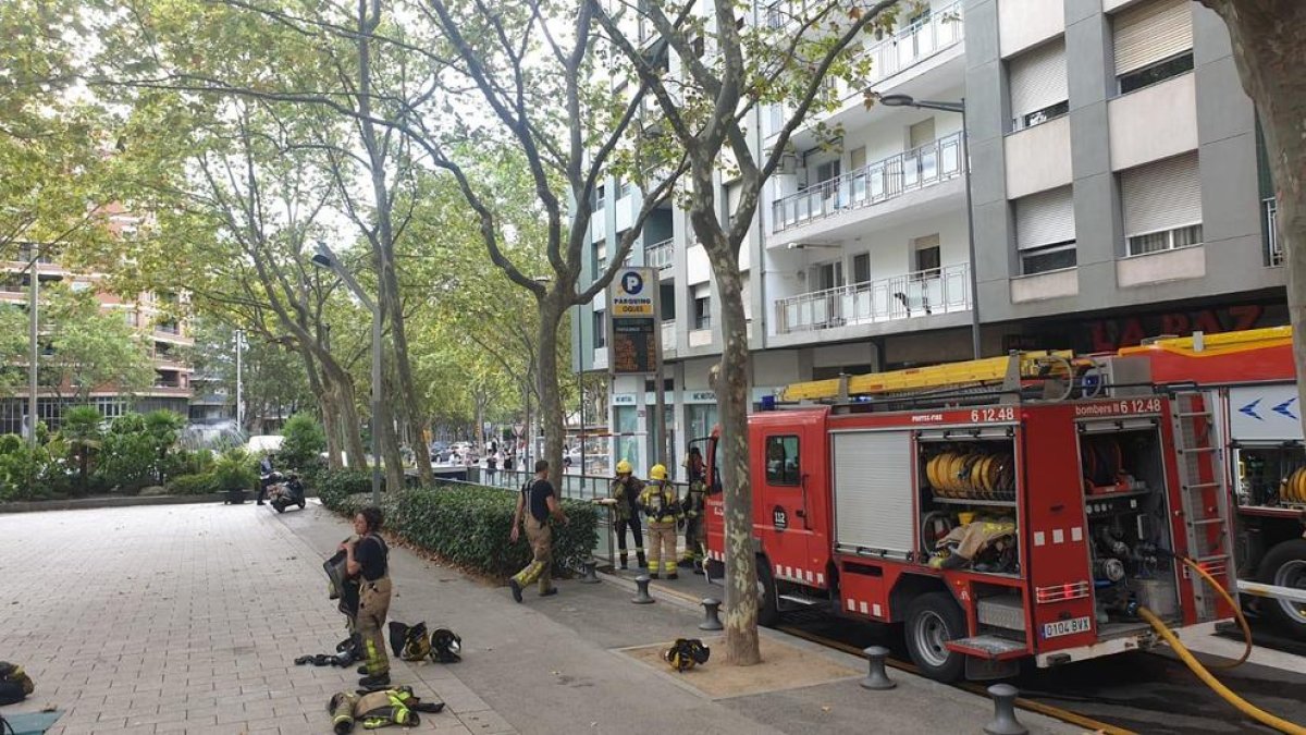 Imatge del dispositiu dels Bombers a l'interior del pàrquing del Mercat Central de Reus.