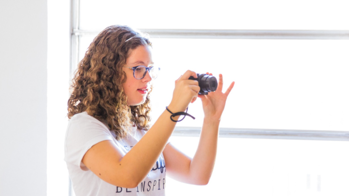 Una noia durant un curs de fotografia.