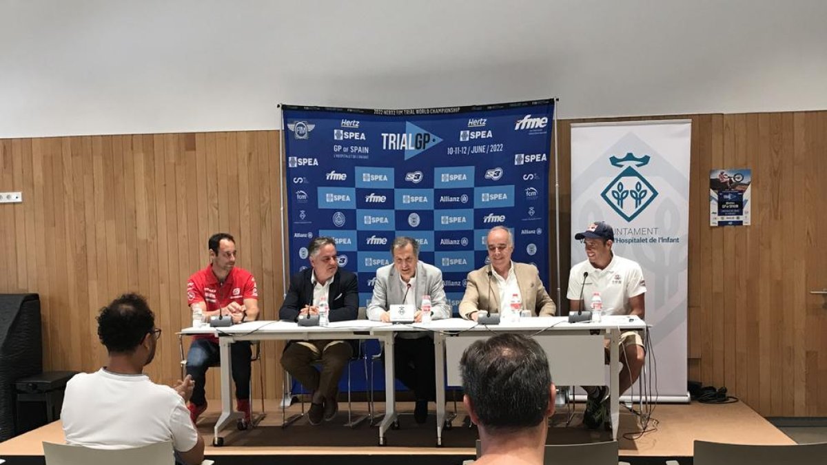 Imagen de la presentación a la cual han asistido el alcalde, lo vicepresidente de la Federación Motociclista Española, el presidente de la Federación Catalana de Motociclismo y los pilotos Adam Raga y Albert Cabestany.