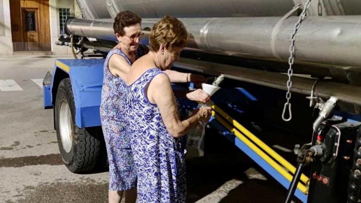 Imatge del subministrament de l'aigua a Ulldecona en camions cisterna.