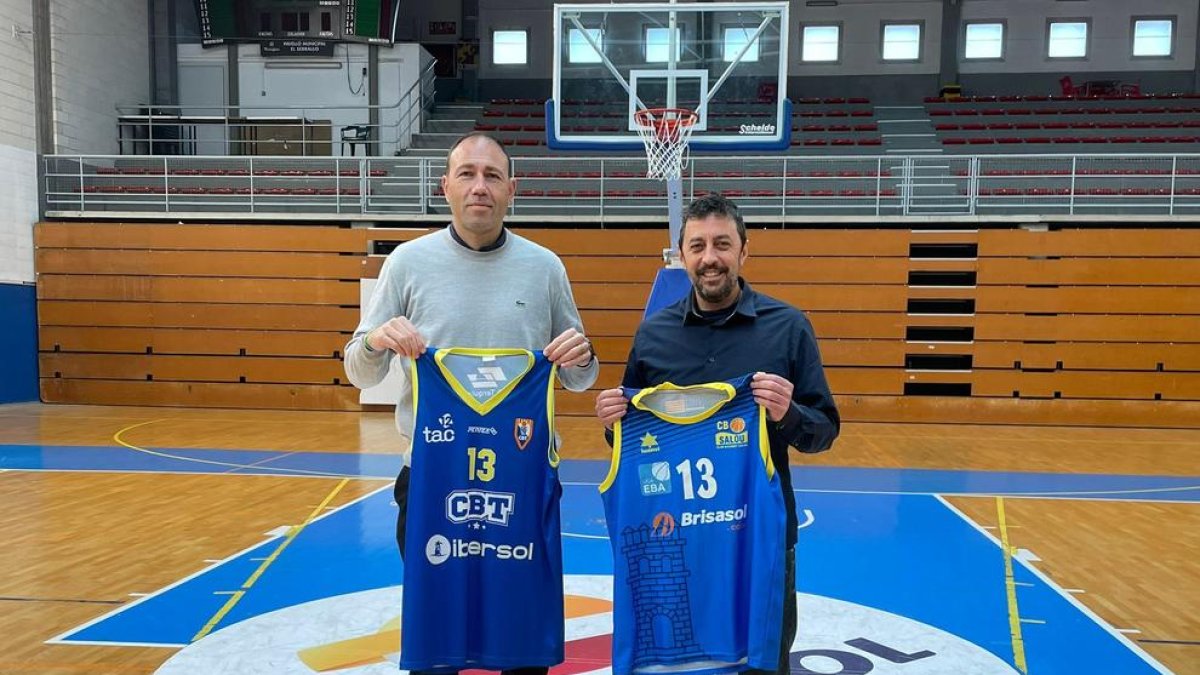 El tècnic del CB Tarragona, Berni Álvarez, amb l'entrenador del CB Salou, Jesús Muñiz.