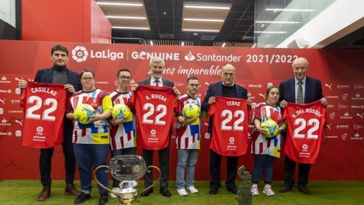 Els capitans del Nàstic junt amb Tebas, Casillas i Vicente del Bosque.