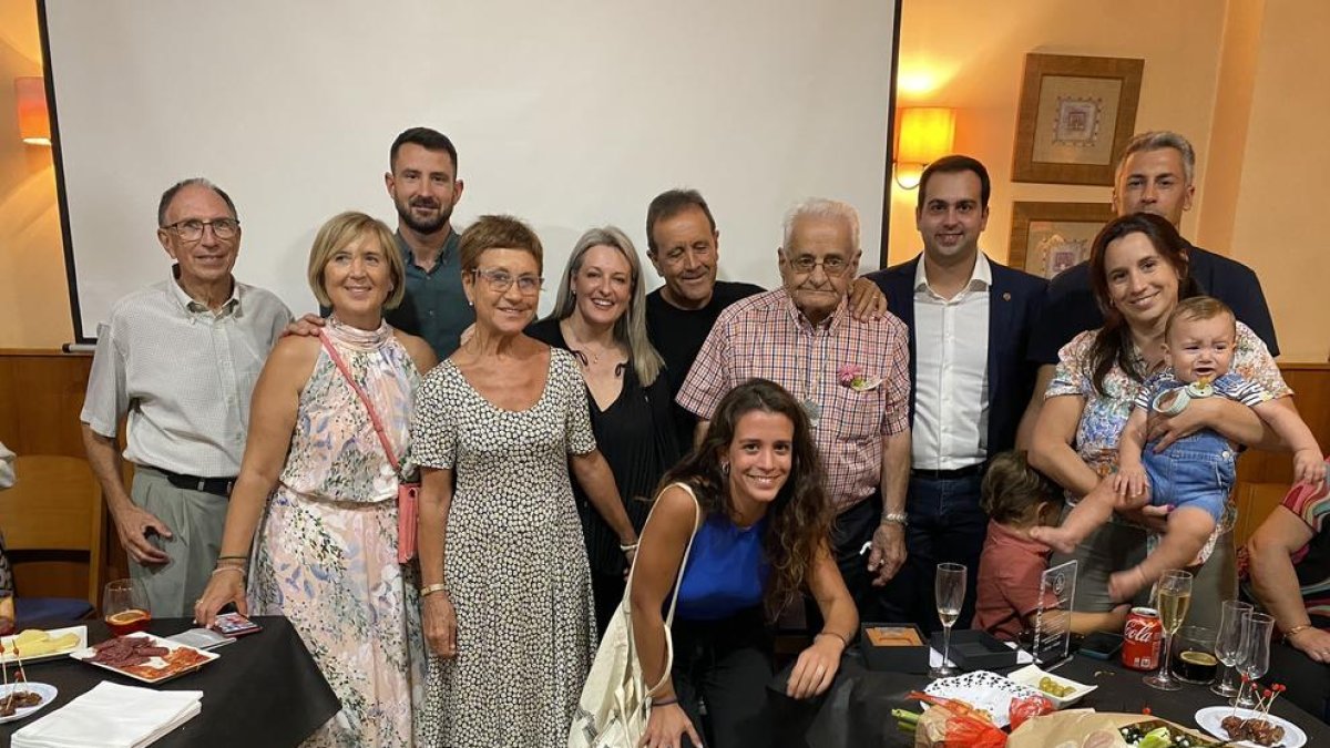 Josep Catà amb la seva família, l'alcalde i la regidora.