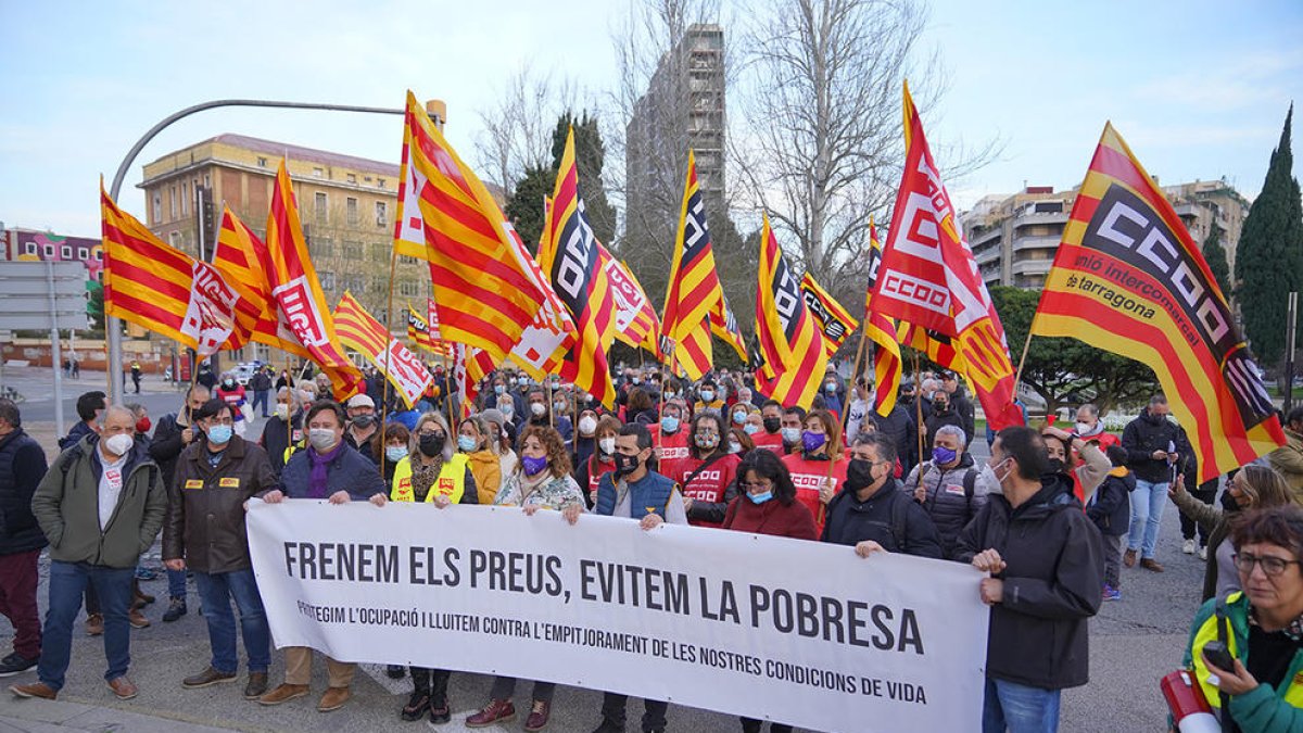 Imagen de los manifestantes en la Plaza Imperial Tarraco.