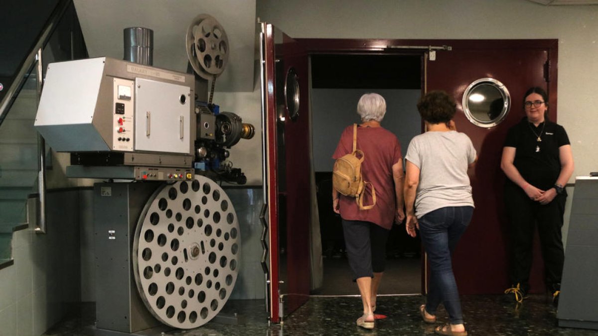 Dues espectadores entren a la sala del Cinema Kubrick de Vilafranca del Penedès.