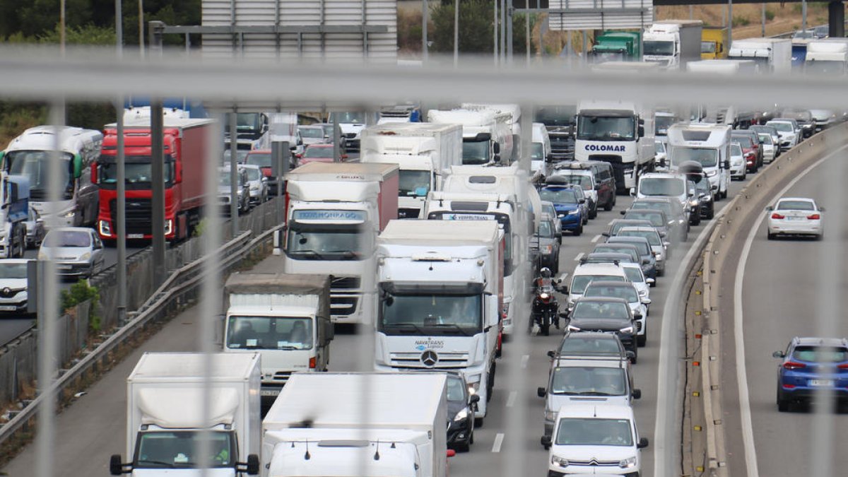 Vehicles atrapats en la retenció de l'AP-7 en sentit sud.