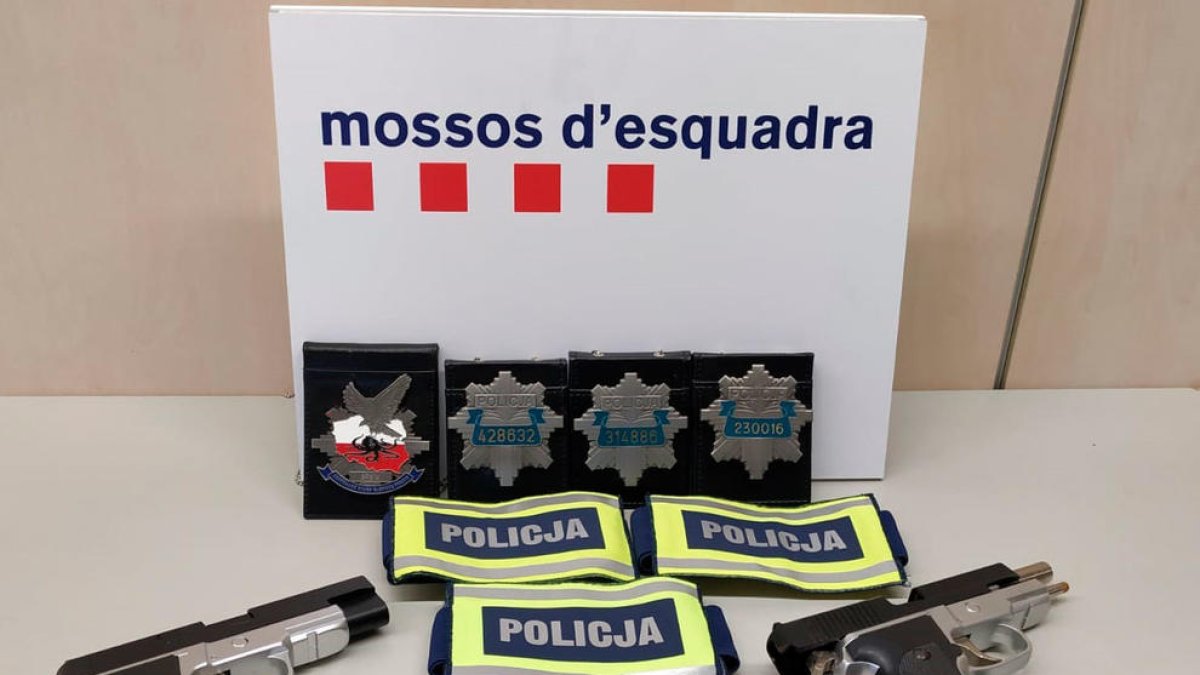 Se'ls van intervindre armes simulades i credencials de la policia polonesa.