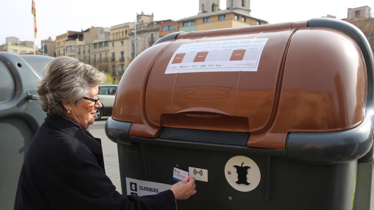 Contenedores de Girona. En la prueba piloto se usará, en principio, el móvil para identificar al usuario.