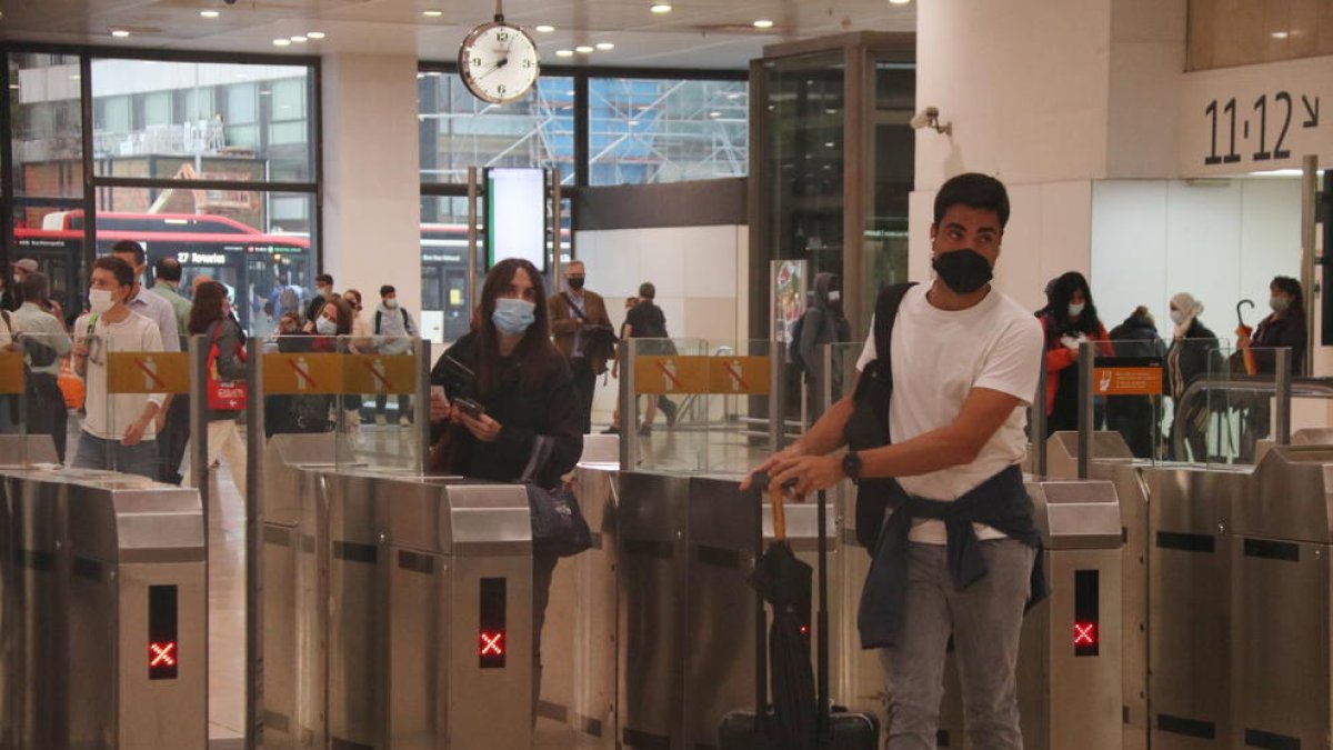 Varios usuarios de Rodalies en la estación de Sants de Barcelona.