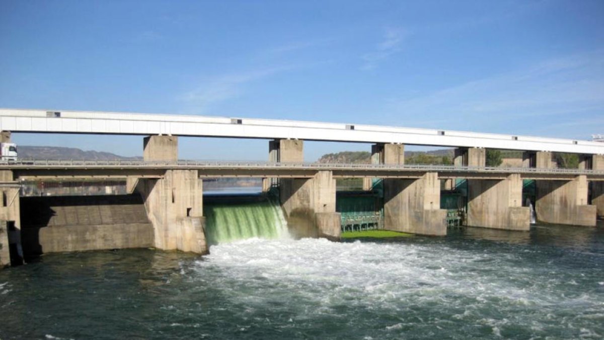 Compuertas abiertas en el embalse de Flix.