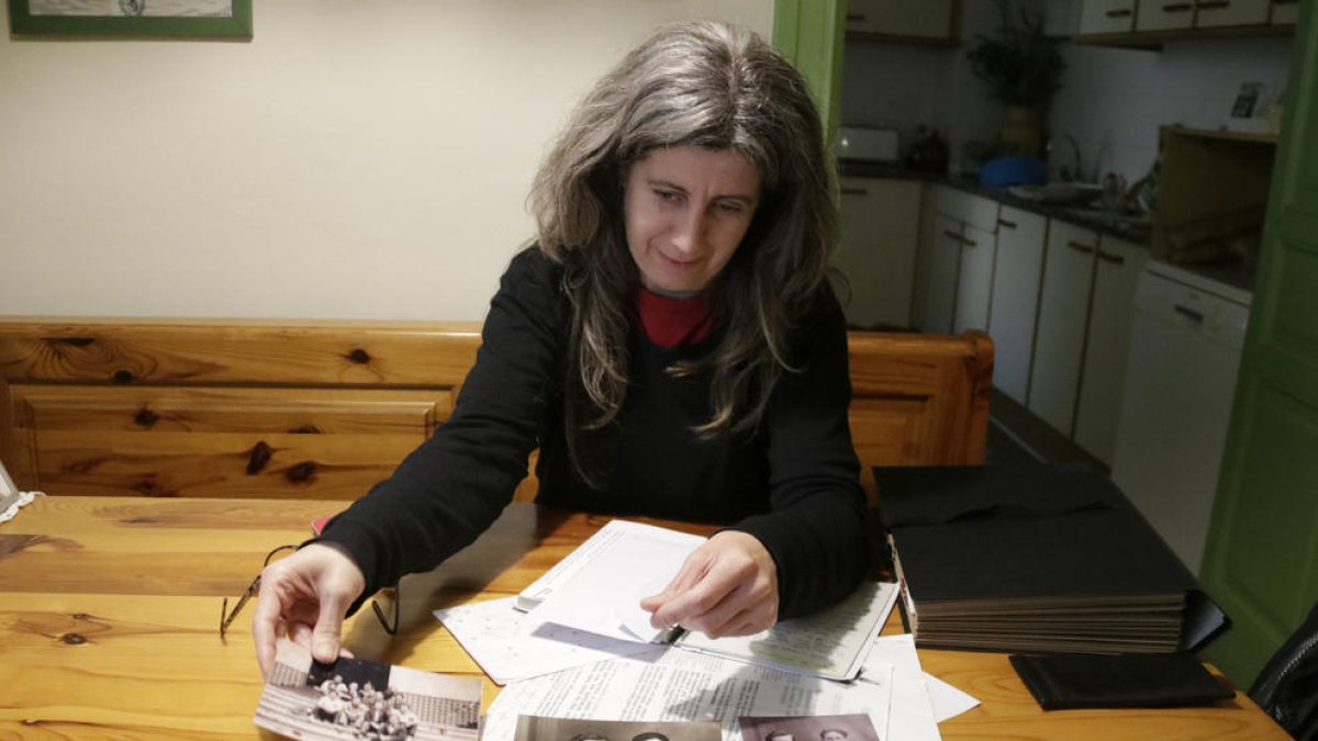 La nieta del soldado republicano Andreu Flores, Jèssica Flores, con fotografías y documentación del abuelo.