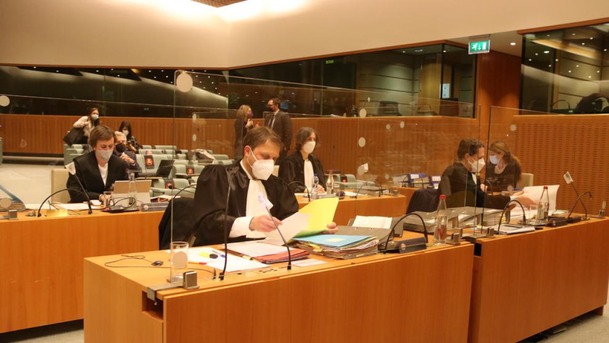 Los abogados del Parlamento Europeo en el Tribunal General de la Unión Europea durante la vista en Luxemburgo para|por el recurso de los eurodiputados Carles Puigdemont y Toni Comín sobre su escaño.