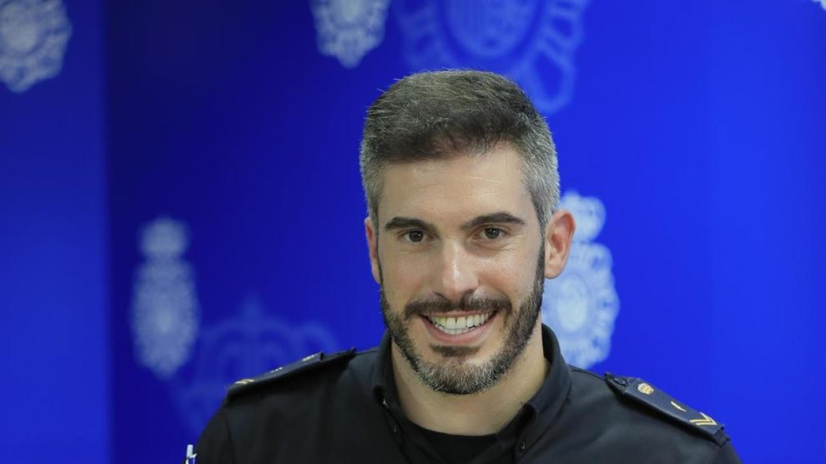 Imatge del policia fora de servei que ha salvat a un home de ser atropellat pel metre.