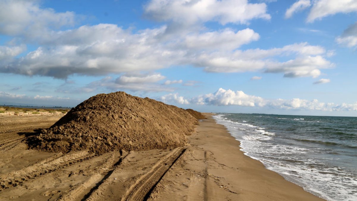 Montaña de arena en una playa de la barra del Trabucador.