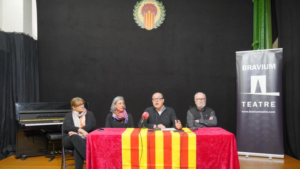 La Junta del Bravium Teatre durant l'acte realitzat ahir.