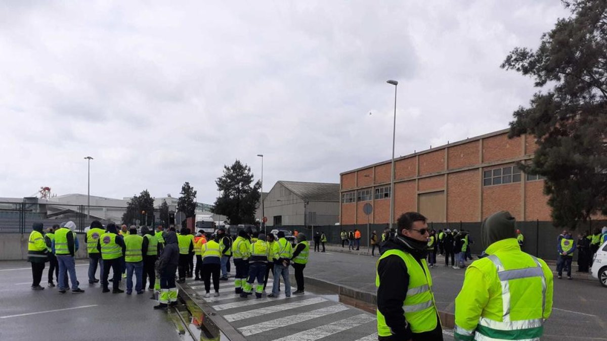 Piquetes de la huelga de transportistas ante la entrada de la terminal de conteidors APM del puerto de Barcelona.