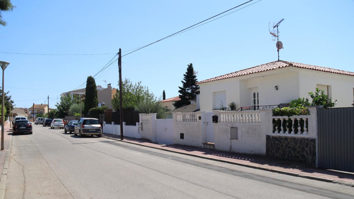 Imatge d'un carrer d'una zona de xalets de Roda de Berà.