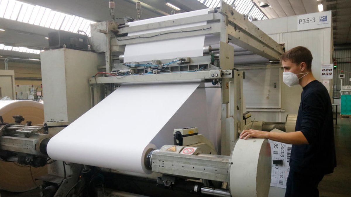 Una bobina de papel en la fábrica de Flaçà.