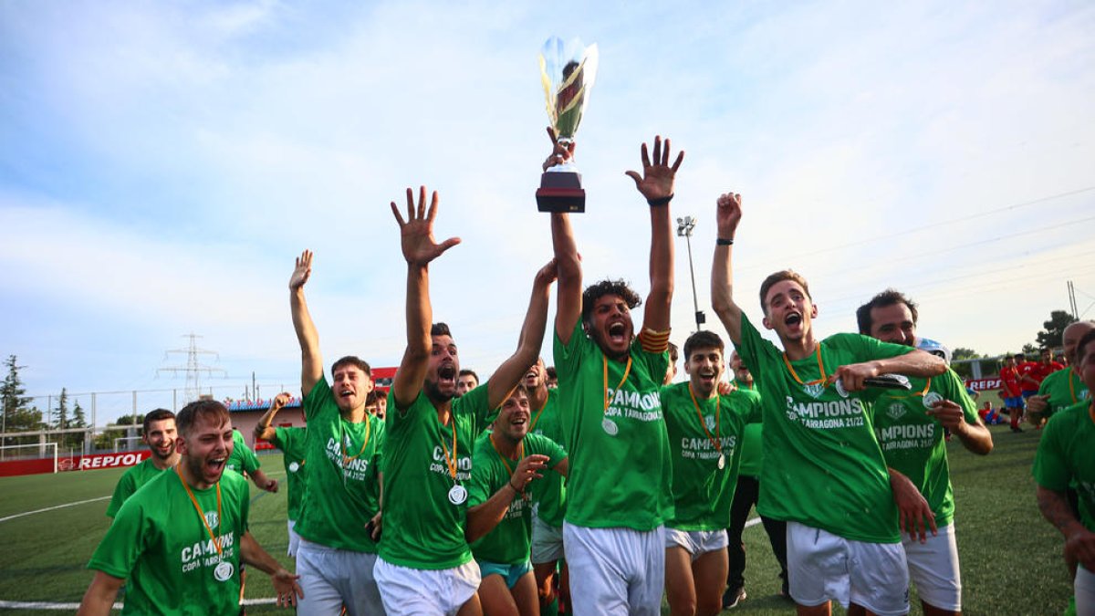 Los jugadores del CD Les Borges del Camp, celebrando el título.