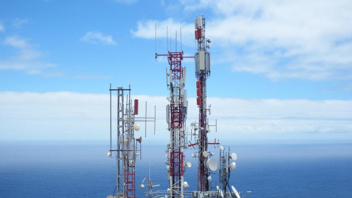 Imatge d'arxiu d'unes antenes de telecomunicacions a una zona de costa.