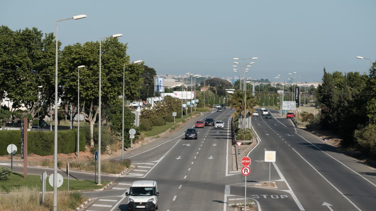 L'avinguda de Tarragona amb l'accès actual a la urbanització.
