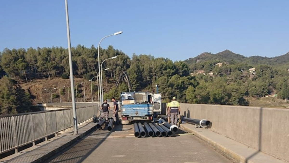 Imatge de les obres de construcció d'un bombeig per garantir el reg a Riudecanyes.