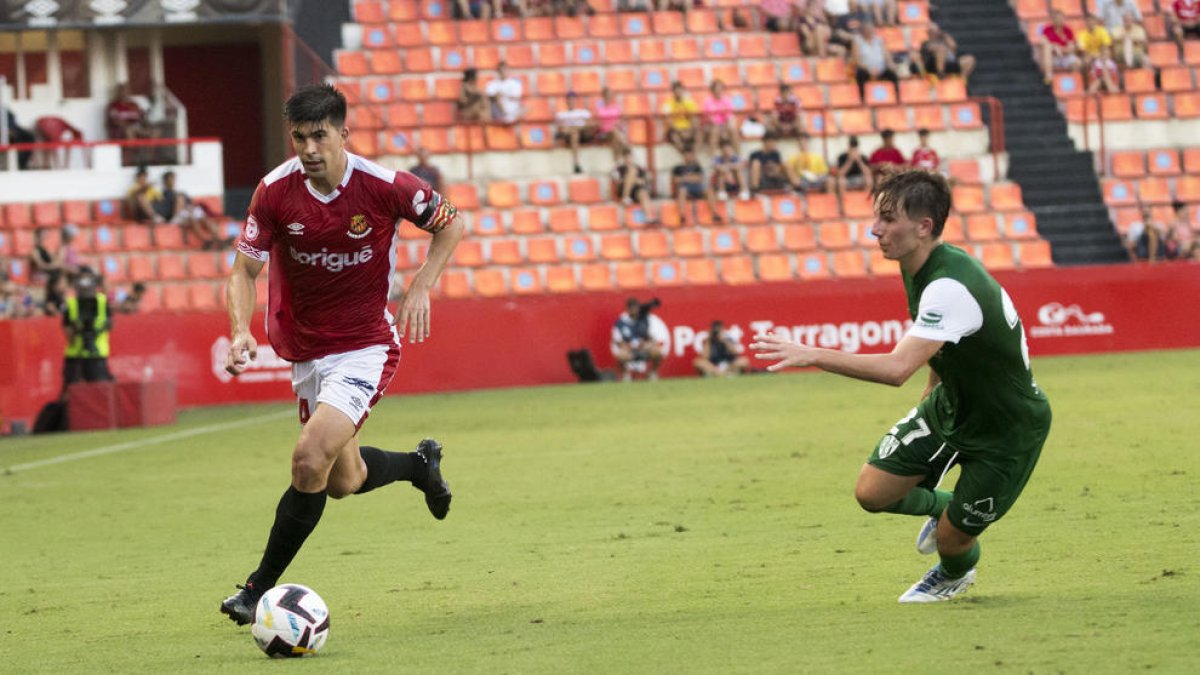 Álex Quintanilla, amb el braçalet de capità en el partit contra la SD Huesca al Nou Estadi.