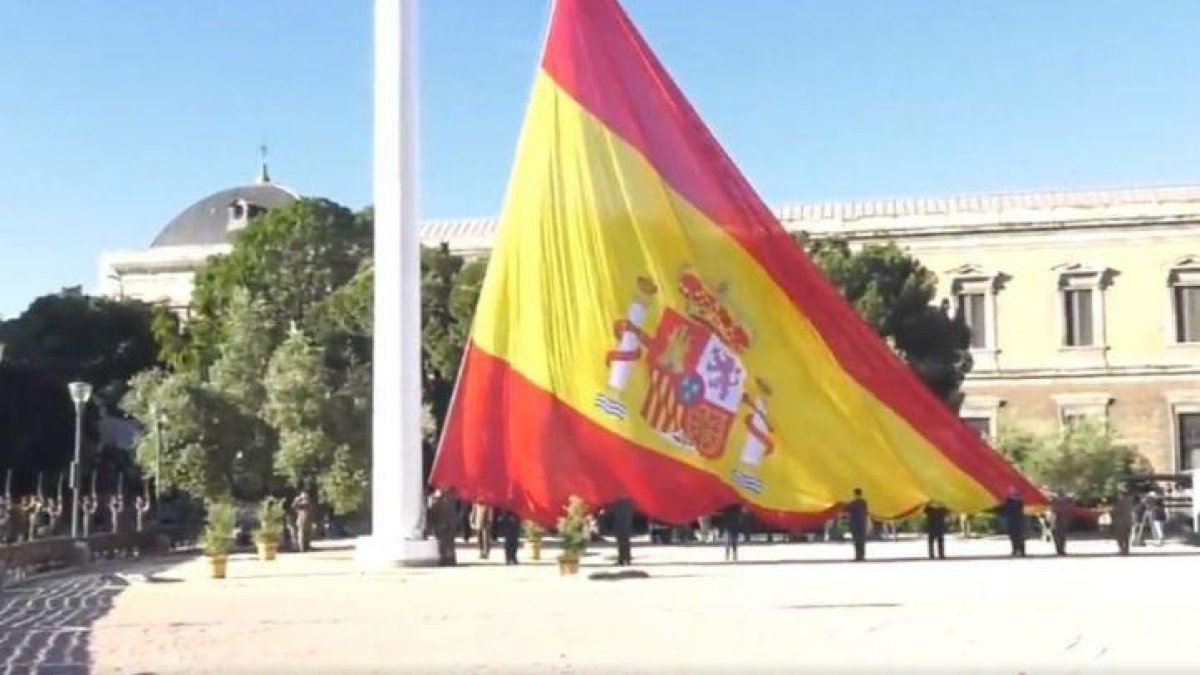 Imagen de la bandera española gigante de la plaza de Colono de MAdrid