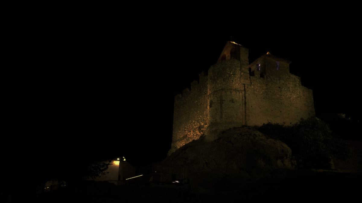 Imatge del Castell de la Santa Creu amb les llums apagades.